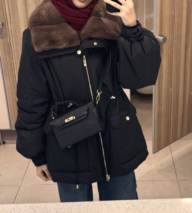 чёрная куртка с норковым воротником.