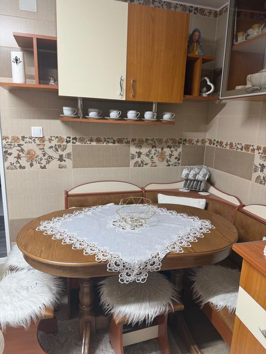 Colțar de bucătărie cu masă de vânzare