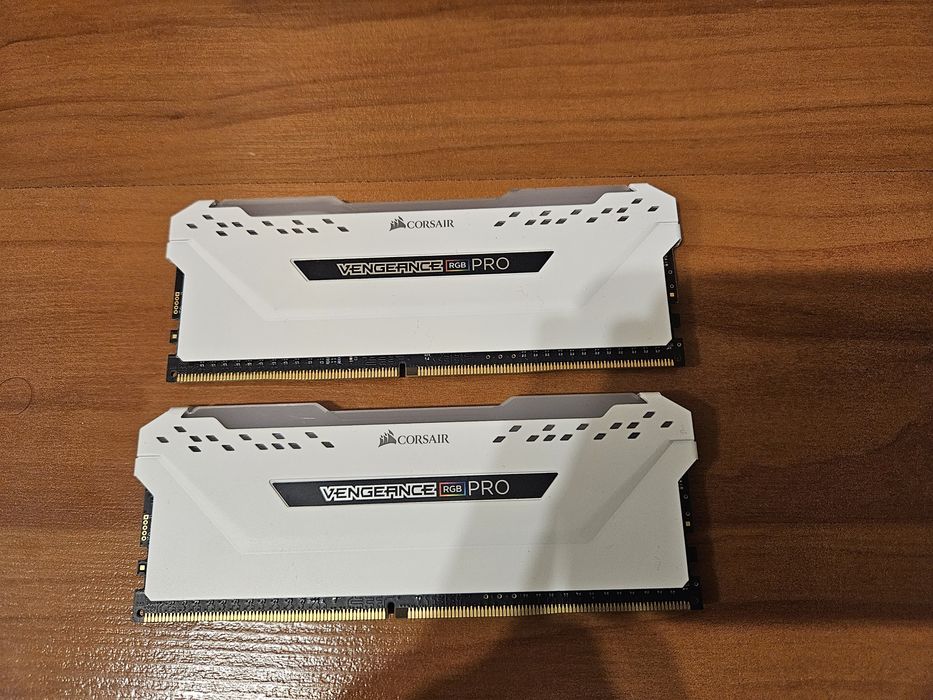 Продавам дъно Asus ROG X570-F и процесор Ryzen 9 3900X