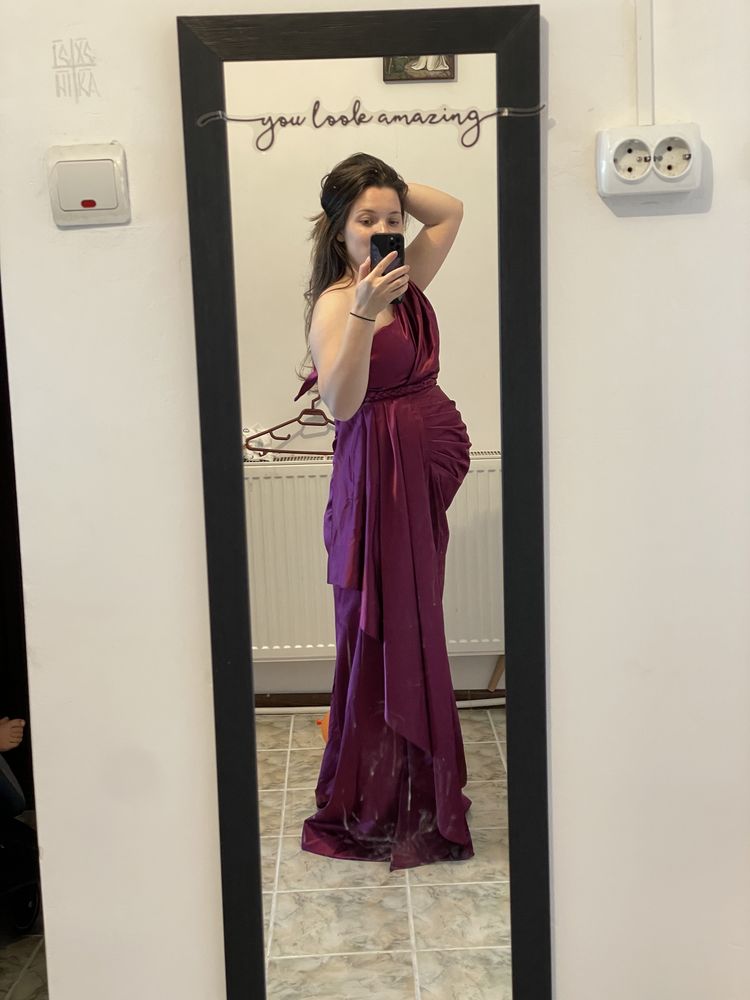 Vand rochie eleganta de nunta, potrivita pentru o viitoare mamica