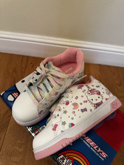 Adidasi noi Hello Kitty cu role