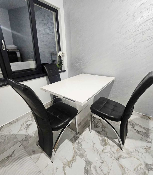 Трапезна маса с 6 стола в комплекта