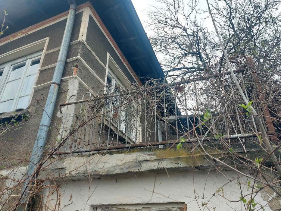 Продава къща с двор в с. Желен до гр. Своге на около 40 км. от София
