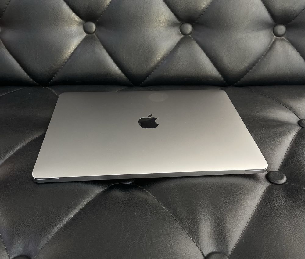 Apple MacBook Pro 2018 года в хорошем состояние
