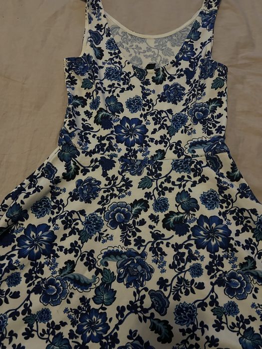 Бяло-синя рокля на цветя