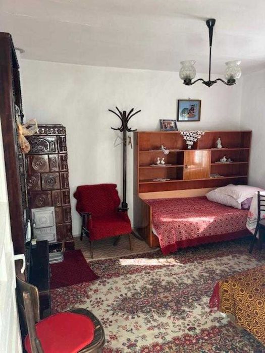 Vand casa cu dependinte si livada in comuna Gura Teghii, la DJ 203k