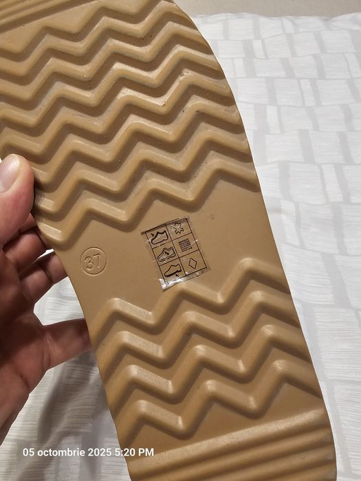 Vând UGG piele întoarsă 150 lei