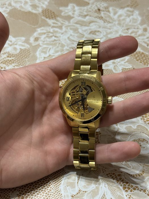 Механичен златен часовник