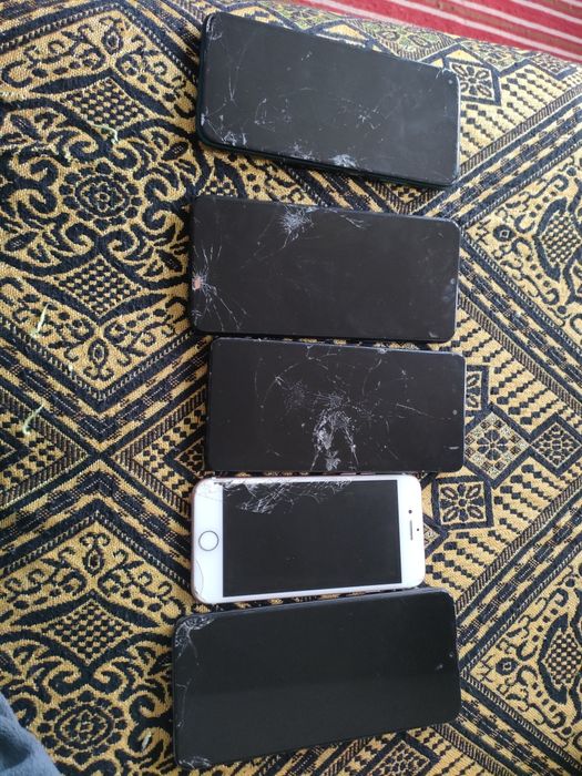 Telefoane pentru piese.