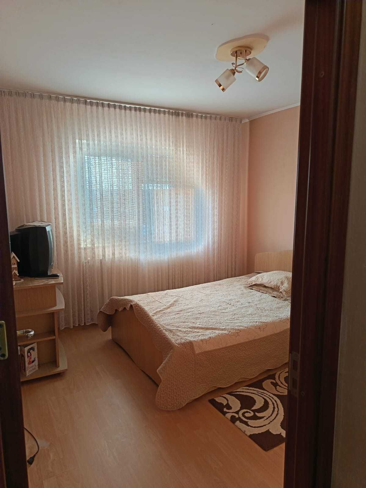Vand apartament 3 camere, decomantat, etaj 3