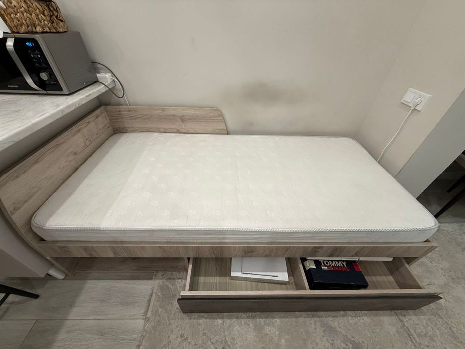 Продам кровать с матрасом