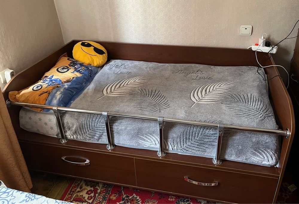 Продается комфортная  и безопасная детская кровать в хорошем состоянии