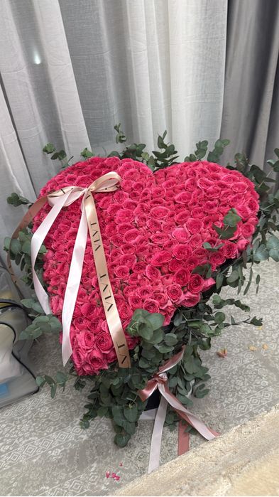 Цветы розы в сердцем