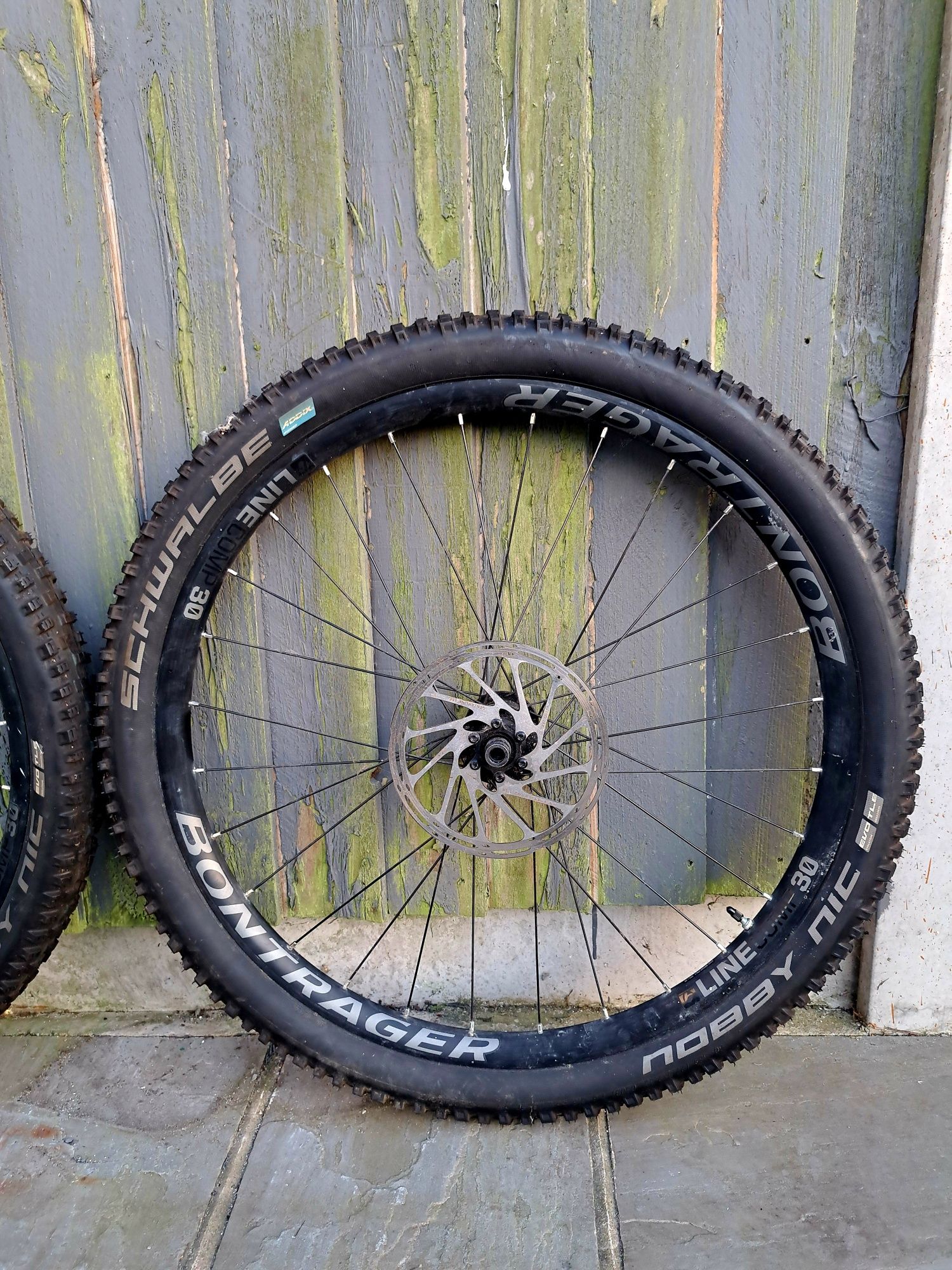 Капли Bontrager Line Comp 30 TLR 27.5 Disc Mountain Bike Wheels in Bla