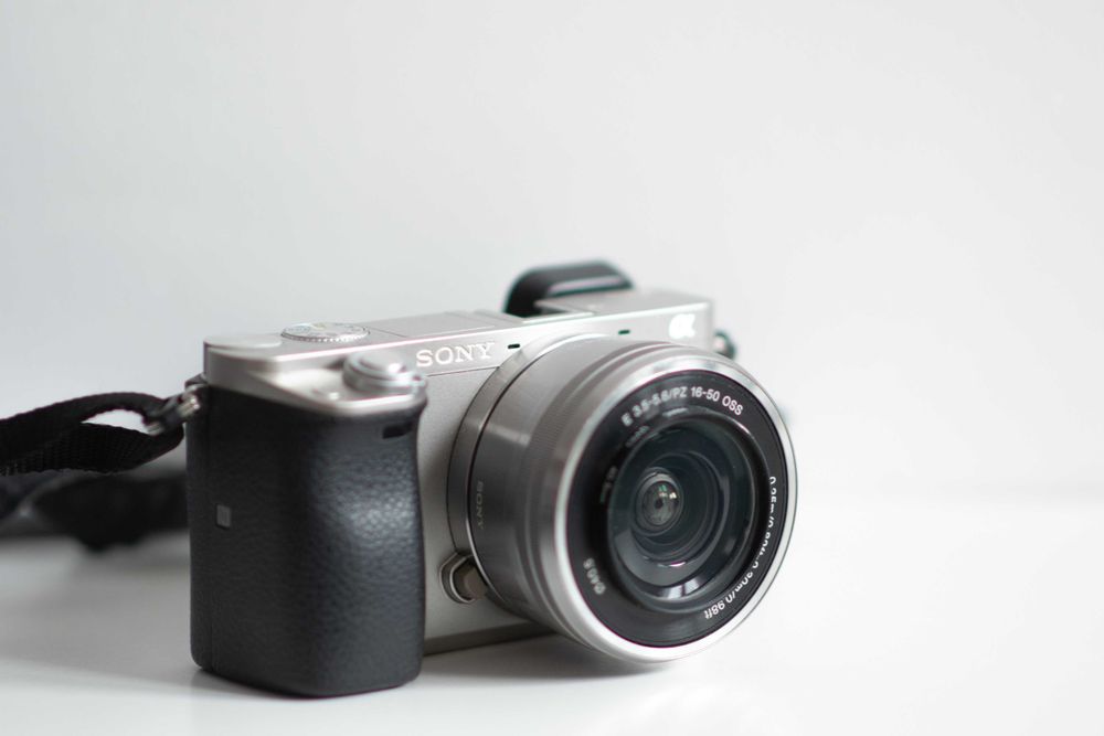 Vand/Schimb SONY a6000 kit + obiectiv + toc elegant de piele! WiFi NFC