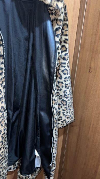 Geaca Blana Zara cu blanita lucioasa leopard