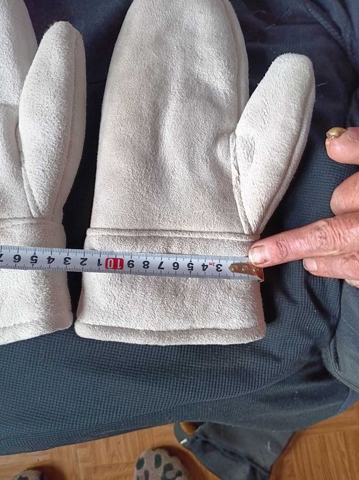 Продавам кожени ръкавици с един пръст