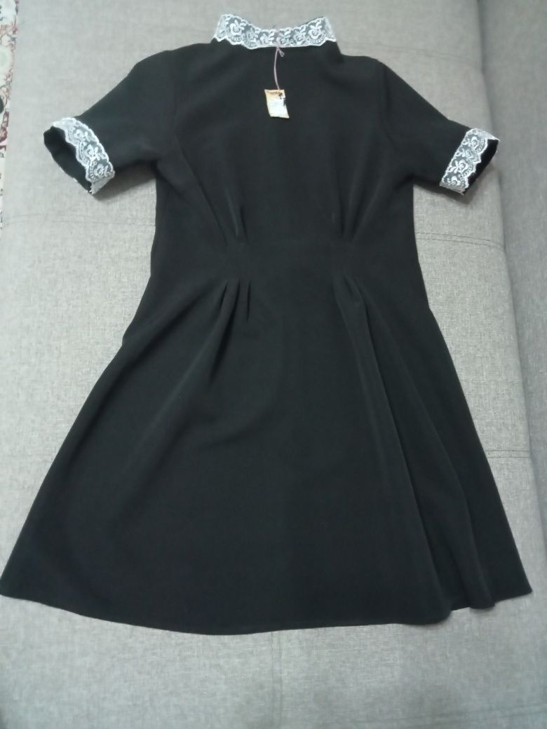 Школьная форма на выпускной новая  чёрное платье с воротниками  белый