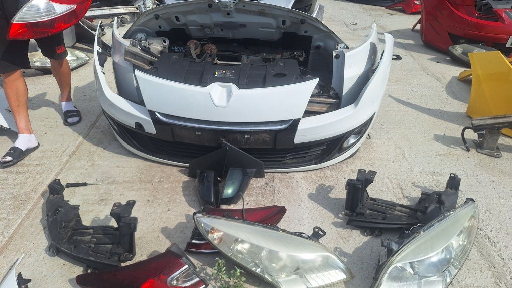 Bara  spate  capota tragar faruri triple  aripi renault megane 3 break