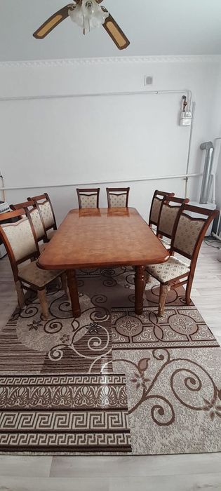 Продаётся стол с восьми стульями.