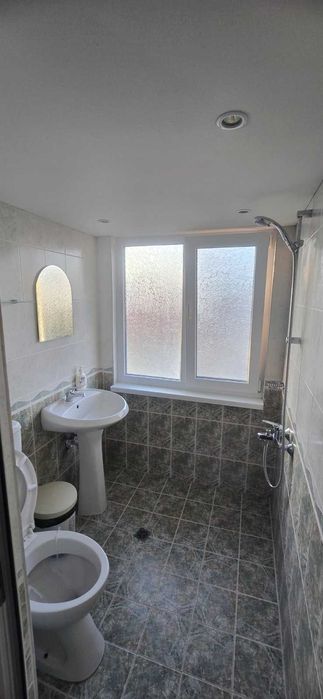 Продава триетажна къща-близнак в с. Равда