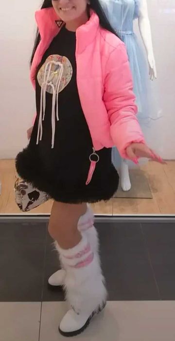 Rochie supradimensionată cu volane si șnururi albe