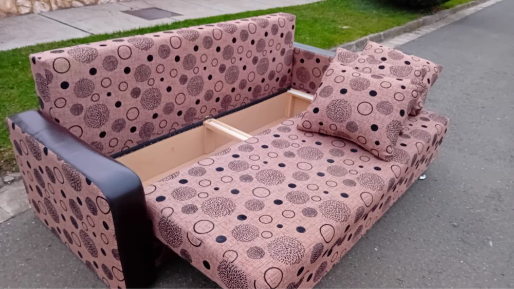 Canapea extensibila cu lada  pentru haine