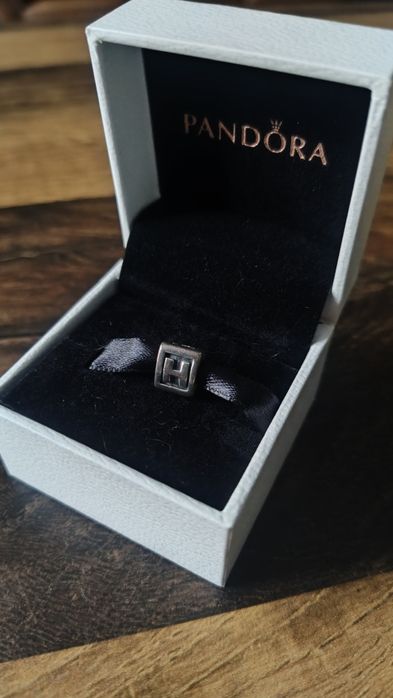 Charm Talisman Pandora litera H și cutie cadou