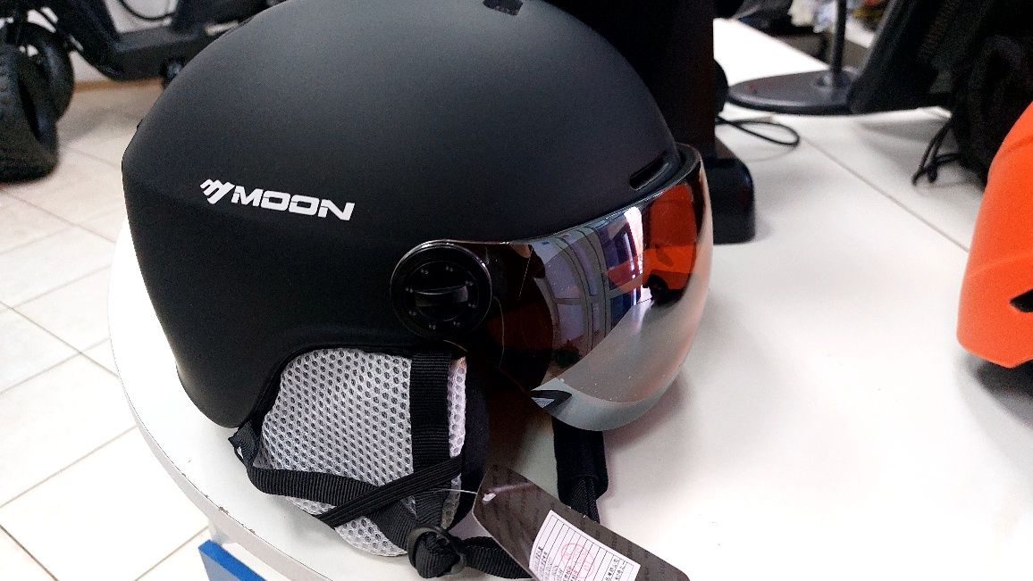 Новый горнолыжный, защитный шлем фирмы MOON .