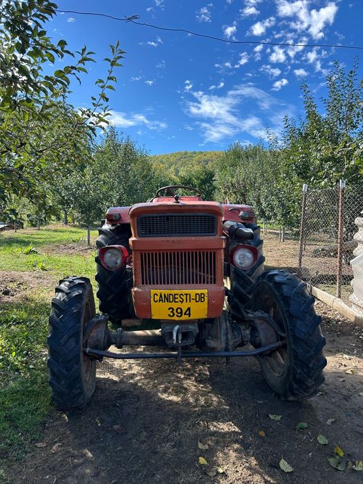 Vând tractor DT -445