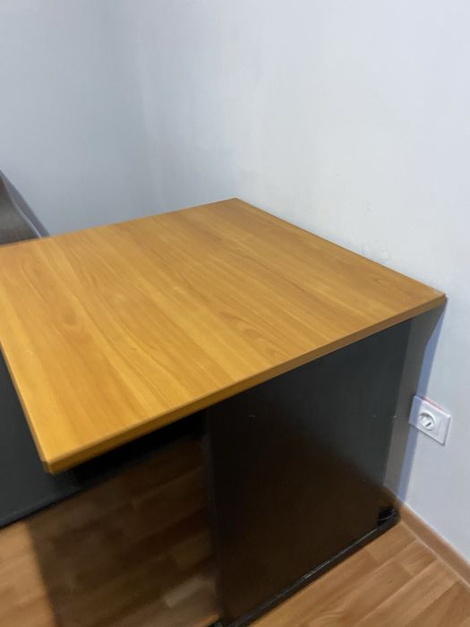 компьютерный стол и кресло