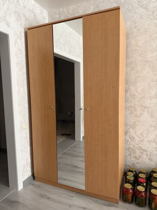 Продам трехдверный шкаф для одежды