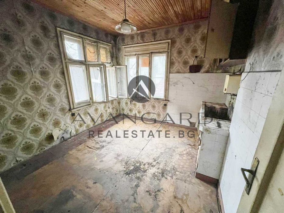 оф.24201 Етаж от къща/ Военна болница