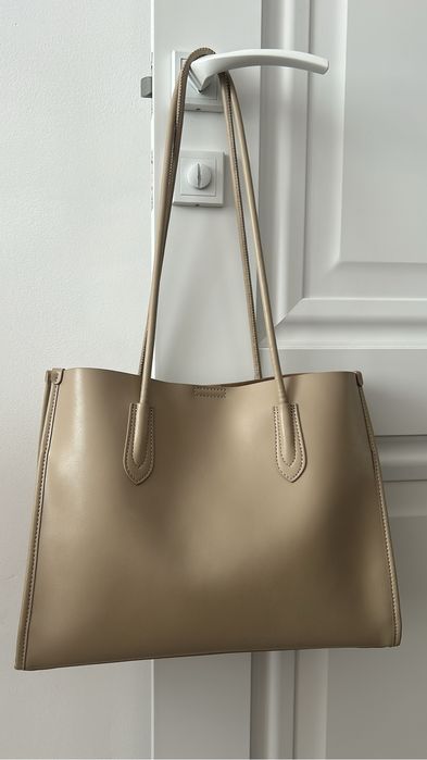 Сумка кожаная шоппер в актуальном цвете тауп удобная ,мягкая на замке.