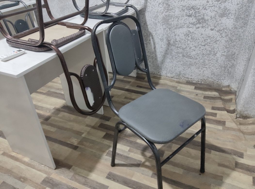 Parta stul va o'qituvchi partasi sotiladi