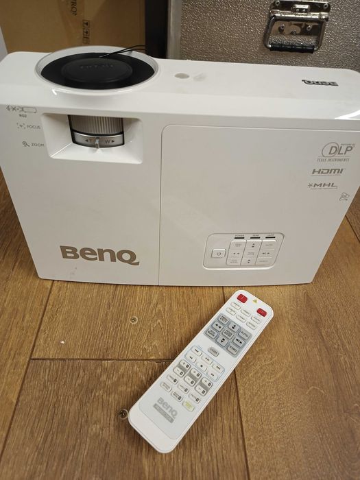 Мултимедиен проектор BenQ MH750 и екран