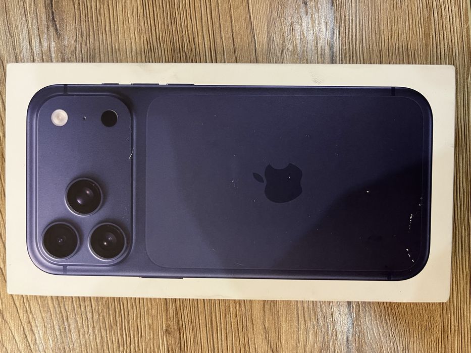 Iphone 17 pro max deep blue