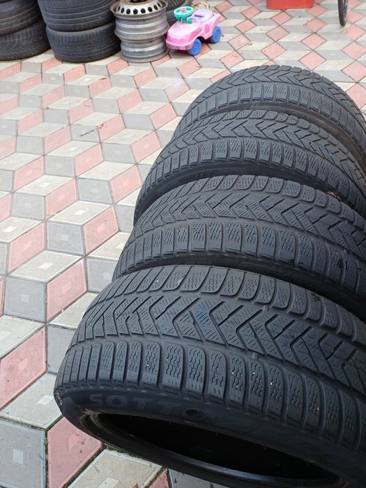 Vând 4 anvelope de iarna 255 45 r19 PIRELLI
