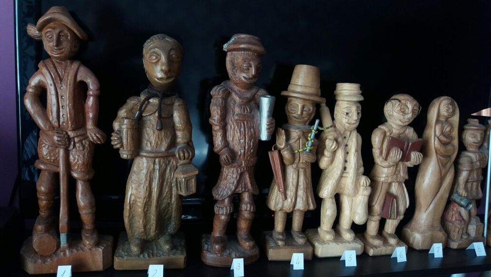 Колекция от ръчно резбовани дървени фигури