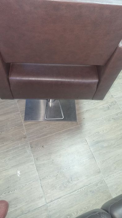 Scaun piele frizerie coafor Amazing, reglabil pe inaltime, maro