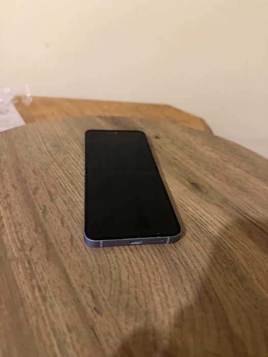 Samsung Galaxy Z Flip 6 – Stare bună, funcționează impecabil