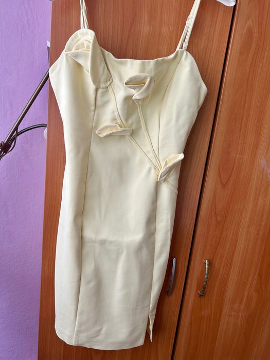 ЧИСТО НОВА рокля в патешко жълто, размер С