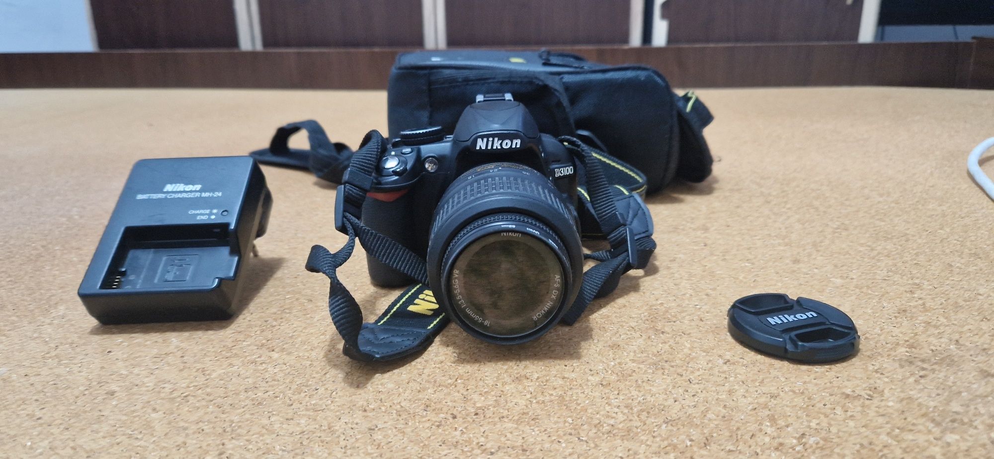 Vând Nikon D3100