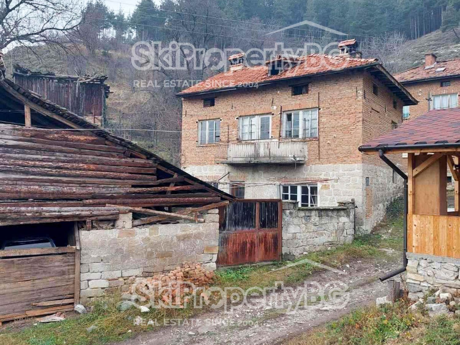 Двуетажна къща с голям парцел в село Елешница!