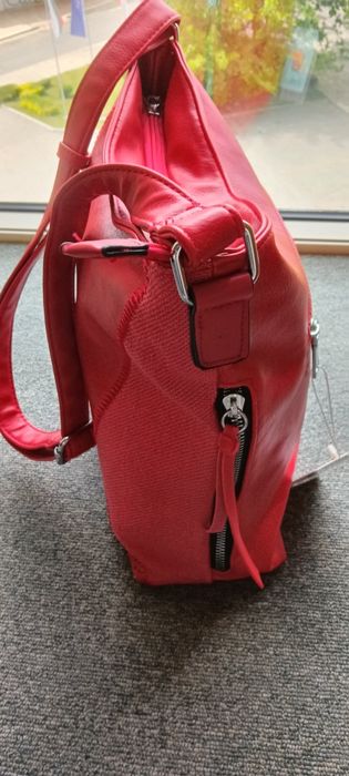 Дамска чанта от висококачествена  кожа в червен цвят.Декоративен пискю