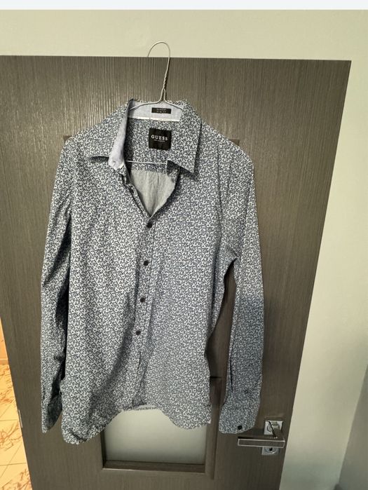 Риза на GUESS спортно-елегантна
