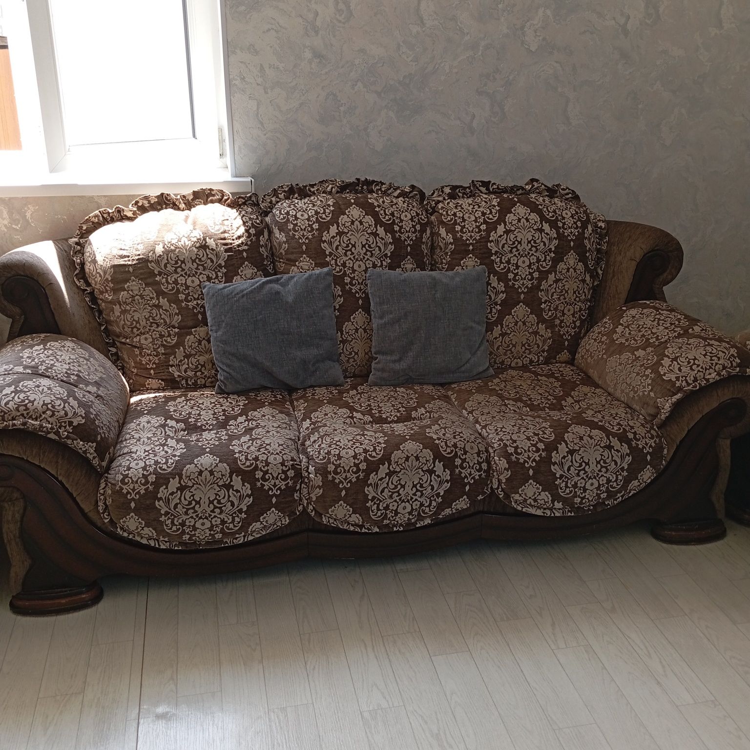Продам диван, мини диван и кресло в хорошем состоянии.