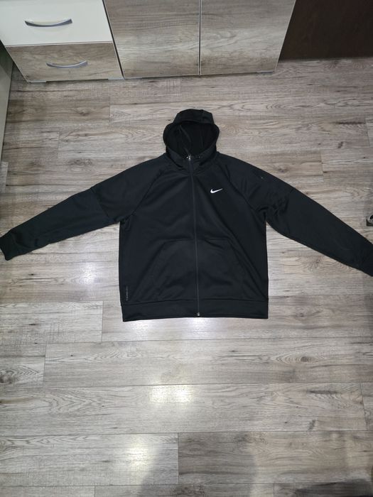 Продавам суичър Nike