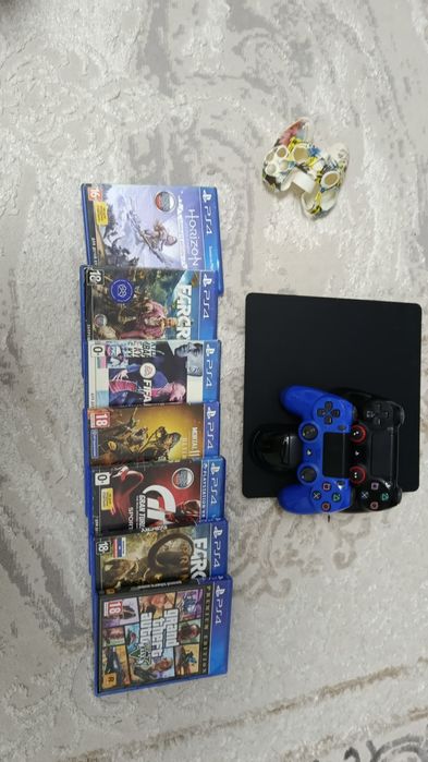 Продам PS4 с дисками
