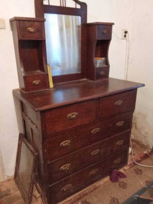 Продавам запазен скрин от плътна дървесина